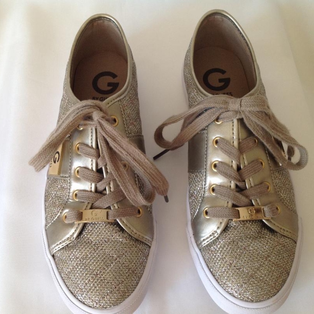 💲SALE💲 Host Pick!! Guess Gold Quilted Lace Up Backer Sneakers Sz 8.5 - Picture 4 of 8